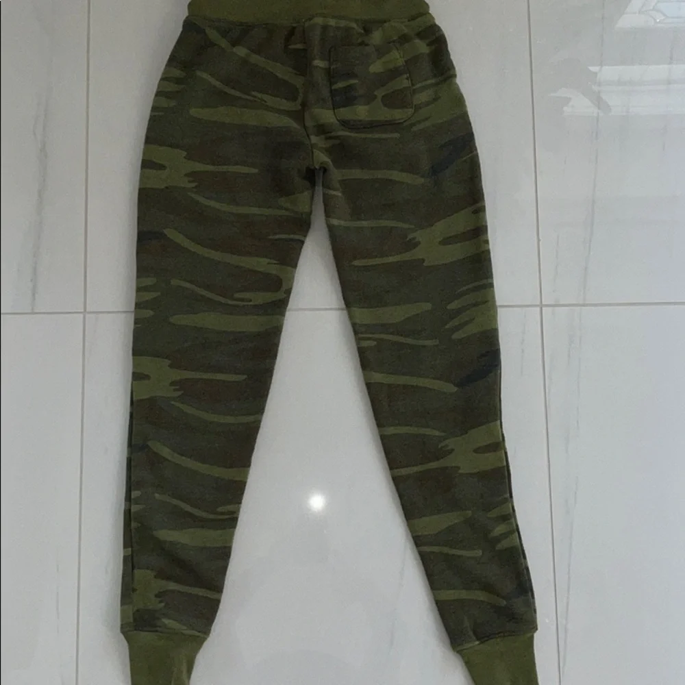 Green Camo Alternative Cozy Joggers Size XS - Picture 4 of 4